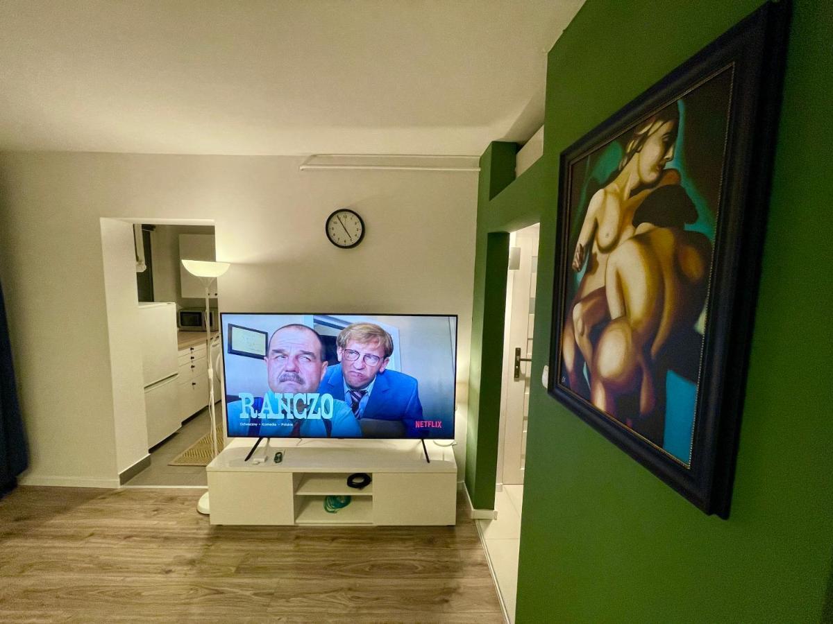 HOLIDAY metro fast WiFi TV’70 Netflix HBO AppleTV Varsavia Esterno foto