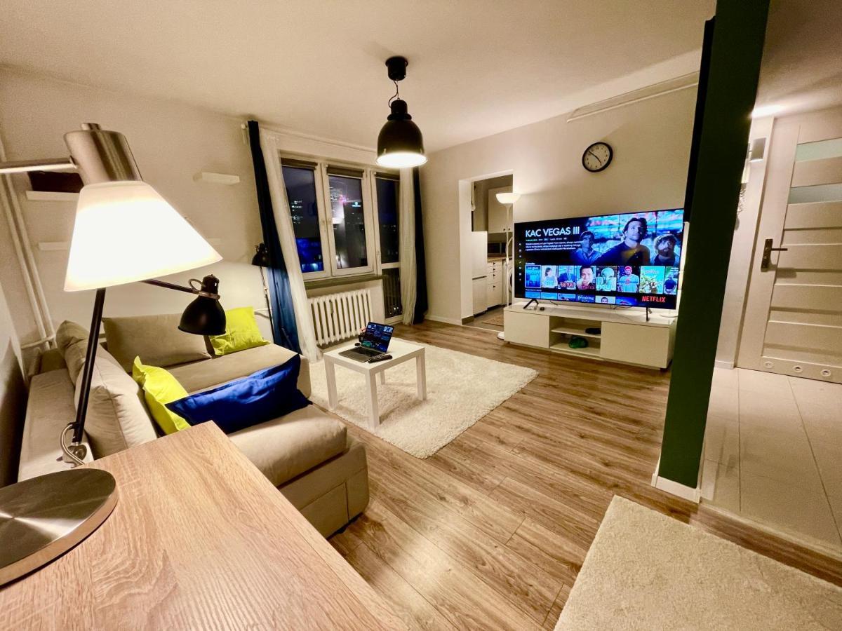HOLIDAY metro fast WiFi TV’70 Netflix HBO AppleTV Varsavia Esterno foto