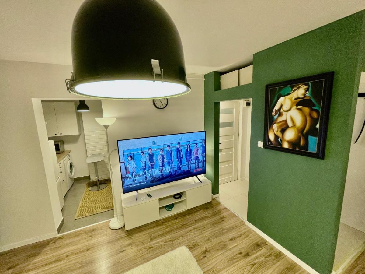 HOLIDAY metro fast WiFi TV’70 Netflix HBO AppleTV Varsavia Esterno foto