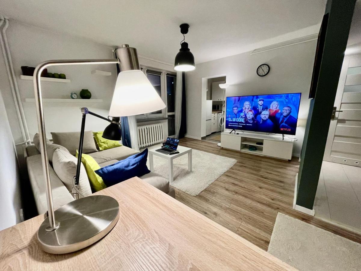 HOLIDAY metro fast WiFi TV’70 Netflix HBO AppleTV Varsavia Esterno foto