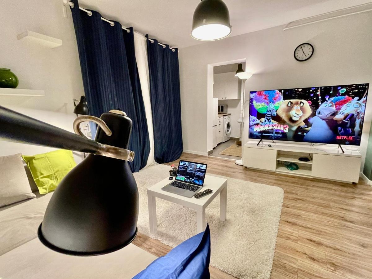 HOLIDAY metro fast WiFi TV’70 Netflix HBO AppleTV Varsavia Esterno foto