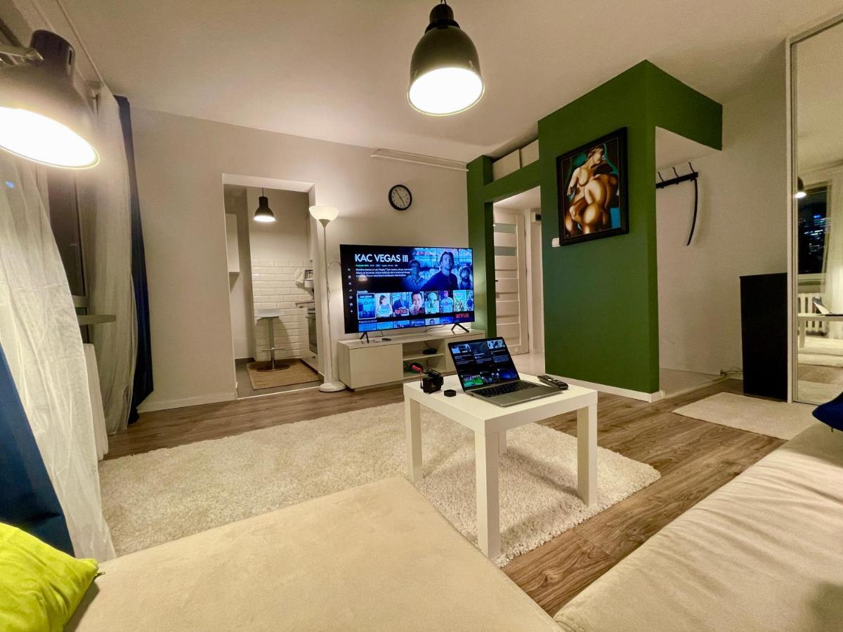 HOLIDAY metro fast WiFi TV’70 Netflix HBO AppleTV Varsavia Esterno foto